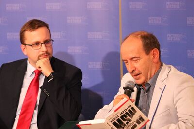 Dr Tomasz Kozłowski – autor (Biuro Badań Historycznych IPN) i dr hab. Zbigniew Siemiątkowski (Instytut Nauk Politycznych UW). Fot. Aleksandra Wierzchowska (IPN)