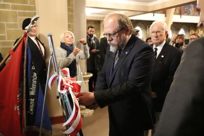 Odsłonięcie tablicy pamiątkowej poświęconej gen. Kazimierzowi Sosnkowskiemu w kościele pod wezwaniem Matki Boskiej Częstochowskiej w Montrealu – 6 października 2019. Fot. BUWiM IPN