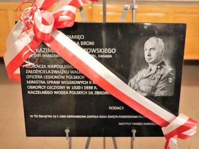 Odsłonięcie tablicy pamiątkowej poświęconej gen. Kazimierzowi Sosnkowskiemu w kościele pod wezwaniem Matki Boskiej Częstochowskiej w Montrealu – 6 października 2019. Fot. BUWiM IPN
