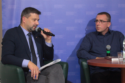 Od lewej: dr hab. Filip Musiał, dyrektor Oddziału IPN w Krakowie i gospodarz spotkania Rafał Dudkiewicz. Fot. Piotr Życieński (IPN)