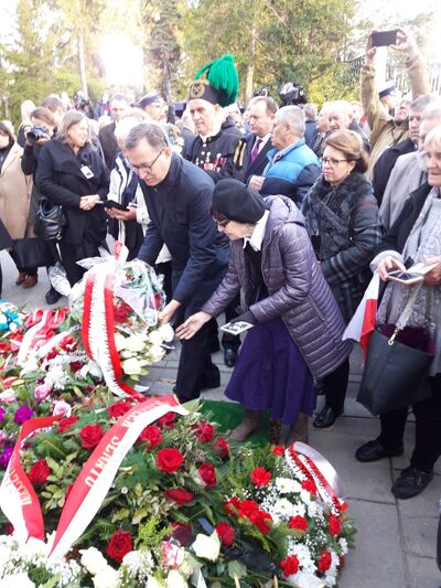 Ostatnie pożegnanie Kornela Morawieckiego. Prezes IPN Jarosław Szarek składa kwiaty wraz z Zofią Pilecką, córką rotmistrza Witolda Pileckiego – Warszawa, 5 października 2019. Fot. Paweł Błażewicz (IPN)