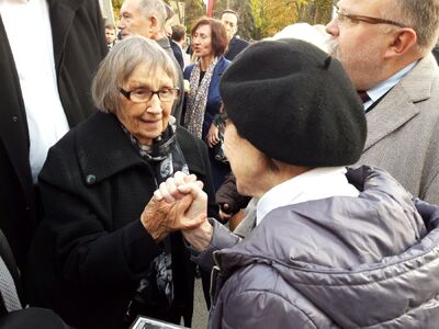 Ostatnie pożegnanie Kornela Morawieckiego. Zofia Pilecka składa kondolencje Jadwidze Morawieckiej, żonie Marszałka Seniora – Warszawa, 5 października 2019. Fot. Paweł Błażewicz (IPN)
