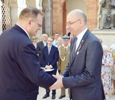 Dr Mateusz Szpytma, zastępca prezesa Instytutu Pamięci Narodowej odznaczony medalem „Pro Patria”. Fot. UdSKiOR