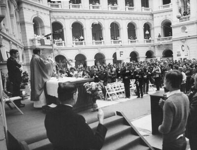 Ksiądz Jerzy Popiełuszko odprawia mszę świętą podczas zjazdu NSZZ „Solidarność" Region Mazowsze, Politechnika Warszawska, 5–6 grudnia 1981 (IPN BU 024/169/6/5)