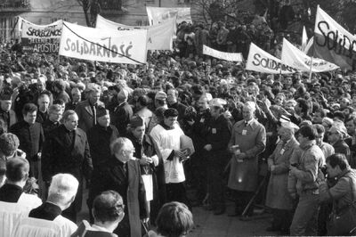 Pogrzeb ks. Jerzego Popiełuszki, 1984/11/02 - 1984/11/03; zdjęcie z albumu Krajowej Agencji Terenowej (IPN BU 2598/686)