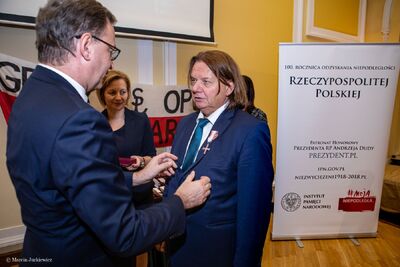 Prezes IPN Jarosław Szarek wręczył Krzyże Wolności i Solidarności kilkudziesięciu byłym działaczom Grup Oporu „Solidarni”. Fot. Marcin Jurkiewicz (IPN)