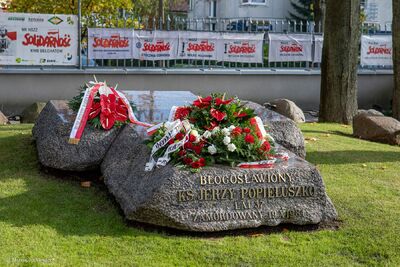 Prezes Instytutu Pamięci Narodowej Jarosław Szarek złożył wieniec na grobie ks. Jerzego Popiełuszki – 19 października 2019. Fot. Marcin Jurkiewicz (IPN)