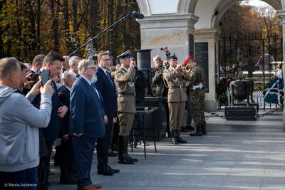 Przy Grobie Nieznanego Żołnierza w Warszawie przedstawiciele IPN złożyli wieniec i oddali hołd kapłanom niezłomnym. 19.10.2019. Fot. Marcin Jurkiewicz (IPN)