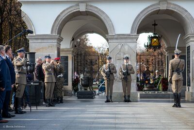 Przy Grobie Nieznanego Żołnierza w Warszawie przedstawiciele IPN złożyli wieniec i oddali hołd kapłanom niezłomnym. 19.10.2019. Fot. Marcin Jurkiewicz (IPN)