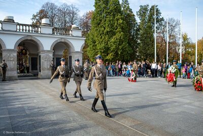 Przy Grobie Nieznanego Żołnierza w Warszawie przedstawiciele IPN złożyli wieniec i oddali hołd kapłanom niezłomnym. 19.10.2019. Fot. Marcin Jurkiewicz (IPN)
