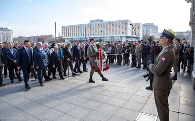 Przy Grobie Nieznanego Żołnierza w Warszawie przedstawiciele IPN złożyli wieniec i oddali hołd kapłanom niezłomnym. 19.10.2019. Fot. Marcin Jurkiewicz (IPN)