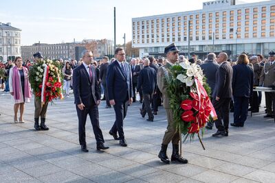 Przy Grobie Nieznanego Żołnierza w Warszawie przedstawiciele IPN złożyli wieniec i oddali hołd kapłanom niezłomnym. 19.10.2019. Fot. Marcin Jurkiewicz (IPN)