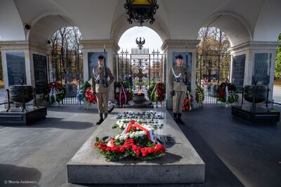 Przy Grobie Nieznanego Żołnierza w Warszawie przedstawiciele IPN złożyli wieniec i oddali hołd kapłanom niezłomnym. 19.10.2019. Fot. Marcin Jurkiewicz (IPN)