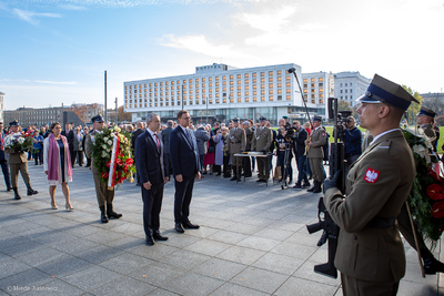 Przy Grobie Nieznanego Żołnierza w Warszawie przedstawiciele IPN złożyli wieniec i oddali hołd kapłanom niezłomnym. 19.10.2019. Fot. Marcin Jurkiewicz (IPN)