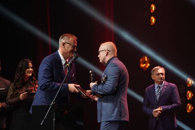 Przemysław Szot odbiera statuetkę z rąk prokuratora Andrzeja Pozorskiego – Warszawa, 16 października 2019. Fot. Michał Moryl