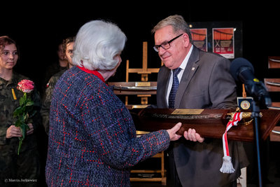 Nagroda specjalna dla filmu „Listy śmierci. Akcja Inteligencja” Hanny Etemadi – 21 października 2019. Fot. Marcin Jurkiewicz (IPN)