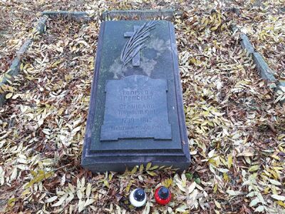 Napis na płycie grobu: Stanisław Trembecki 1739–1812. Wybitny polski poeta – Tulczyn, 22 października 2019. Fot. Mateusz Marek (IPN)