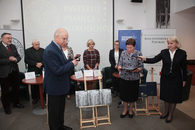 Aleksander Gurjanow otrzymał od Stowarzyszenia Rodzina Katyńska w Łodzi pamiątkowy medal przeznaczony dla tych, którzy najbardziej przysłużyli się odkrywaniu prawdy o zbrodni katyńskiej – Warszawa, 23 października 2019. Fot. Piotr Życieński (IPN)