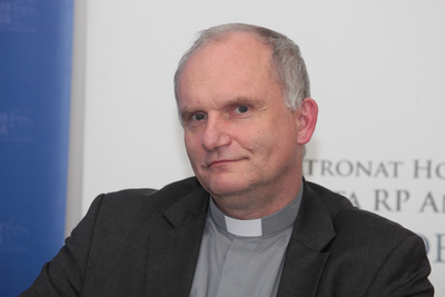 Ks. dr hab. Dominik Zamiatała podczas promocji książki Wojciecha Kucharskiego „Komuniści i Watykan...” – Warszawa, 23 października 2019. Fot. Piotr Życieński (IPN)