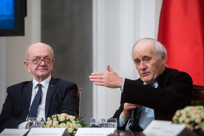 Prof. Włodzimierz Suleja i prof. Janusz Odziemkowski podczas dwunastej belwederskiej debaty historyków – 24 października 2019. Fot. Sławek Kasper (IPN)