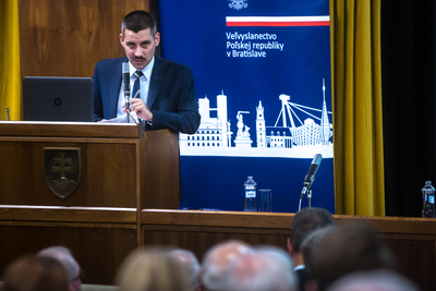 Wykład Mirosław Szumiły podczas seminarium naukowego poświęconego współpracy katolików polskich i słowackich w okresie komunizmu – Bratysława, 29 października 2019. Fot. Sławek Kasper (IPN)