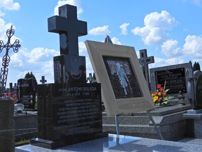 Odnowiony nagrobek ppor. Antoniego Dołęgi ps. „Znicz” w Trzebieszowie Drugim