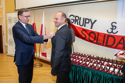 Prezes IPN Jarosław Szarek wręczył Krzyże Wolności i Solidarności kilkudziesięciu byłym działaczom Grup Oporu „Solidarni”. Fot. Marcin Jurkiewicz (IPN)