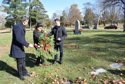 Prezes IPN Jarosław Szarek, dyrektor Polskiej Misji w Orchard Lake Arkadiusz Górecki oraz Henrietta Nowakowski złożyli hołd weteranom Błękitnej Armii spoczywającym na Cmentarzu Holy Sepulchre Southfield w Michigan – 9 listopada 2019
