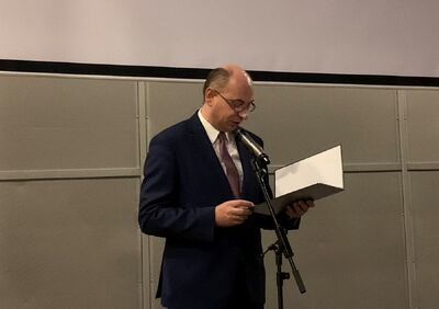 W pokazie filmu „Paszporty Paragwaju” w Hadze wziął udział wiceprezes IPN Mateusz Szpytma – 13 listopada 2019. Fot. Ambasada RP w Hadze