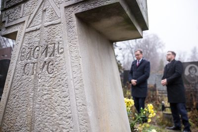 Prezes IPN Jarosław Szarek zapalił znicz na grobie ukraińskiego dysydenta, poety Wasyla Stusa. Fot. Sławek Kasper (IPN)