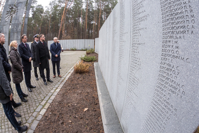 Przedstawiciele IPN oddali hołd pomordowanym rodakom pochowanym na Polskim Cmentarzu Wojennym w Bykowni. Fot. Sławek Kasper (IPN)