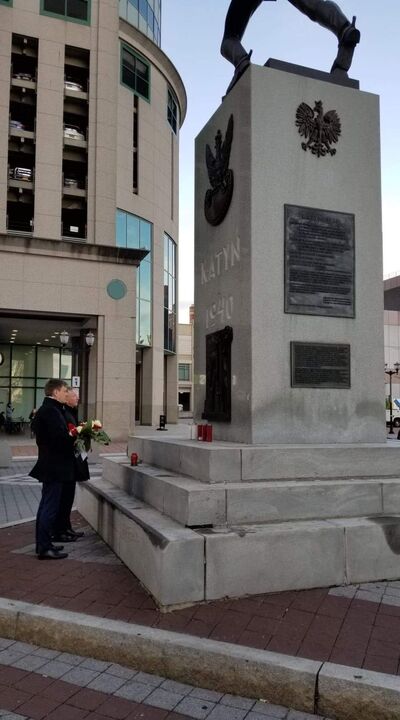 Złożenie kwiatów pod Pomnikiem Katyńskim w Jersey City – 20 listopada 2019. Fot. Grzegorz Tymiński