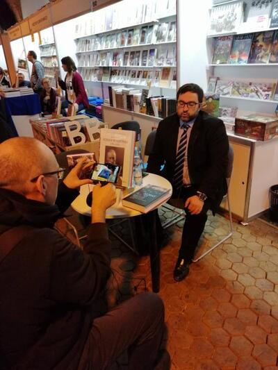 Rafał Łatka podpisuje album o kard. Stefanie Wyszyńskim – 1 grudnia 2019. Fot. Bogdan Chojniarz