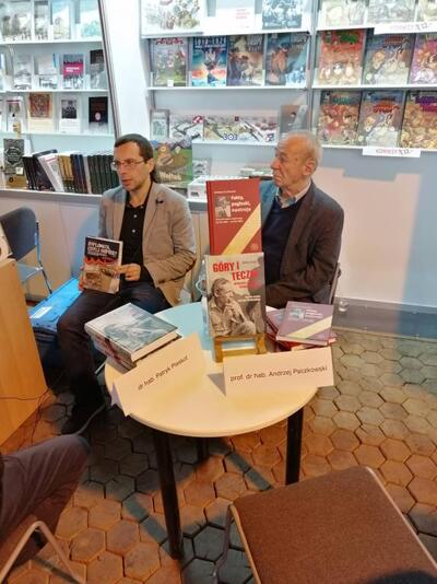 Andrzej Paczkowski i Patryk Pleskot podpisują książki „Fakty, pogłoski, nastroje. Dziennik czasu wojennego...”) oraz „Góry i teczki: opowieść człowieka umiarkowanego. Biografia mówiona Andrzeja Paczkowskiego” – 1 grudnia 2019. Fot. Bogdan Chojniarz