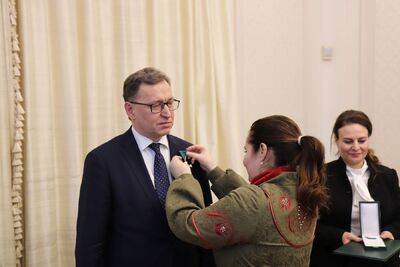 Ambasador Węgier w Polsce Orsolya Zsuzsanna Kovács wręcza odznaczenie prezesowi IPN Jarosławowi Szarkowi – Warszawa, 6 grudnia 2019. Fot. Mateusz Niegowski (IPN)