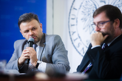 Prowadzący rozmowę Adam Hlebowicz i prof. Piotr Niwiński z Uniwersytetu Gdańskiego. Prezentacja wspomnień Dalii Grinkevičiūtė – Warszawa, 11 grudnia 2019. Fot. Sławek Kasper (IPN)