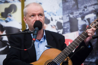 Koncert poświęcony Emilowi Barchańskiemu w wykonaniu bardów: Pawła Piekarczyka i Leszka Czajkowskiego – Warszawa, 12/13 grudnia 2019. Fot. Sławek Kasper (IPN)