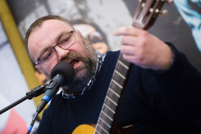 Koncert poświęcony Emilowi Barchańskiemu w wykonaniu bardów: Pawła Piekarczyka i Leszka Czajkowskiego – Warszawa, 12/13 grudnia 2019. Fot. Sławek Kasper (IPN)