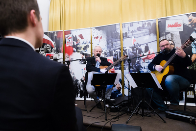 Koncert poświęcony Emilowi Barchańskiemu w wykonaniu bardów: Pawła Piekarczyka i Leszka Czajkowskiego – Warszawa, 12/13 grudnia 2019. Fot. Sławek Kasper (IPN)