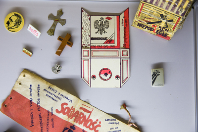 Pamiątki po Emilu Barchańskim, najmłodszej ofierze stanu wojennego, przekazane do Muzeum Żołnierzy Wyklętych i Więźniów Politycznych PRL. Fot. Sławek Kasper (IPN)