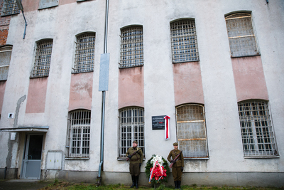 Odsłonięcie na terenie Muzeum Żołnierzy Wyklętych i Więźniów Politycznych PRL w Warszawie tablicy upamiętniającej Annę Walentynowicz. Fot. Sławek Kasper (IPN)