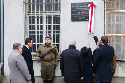 Odsłonięcie na terenie Muzeum Żołnierzy Wyklętych i Więźniów Politycznych PRL w Warszawie tablicy upamiętniającej Annę Walentynowicz. Fot. Sławek Kasper (IPN)