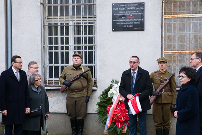 Odsłonięcie na terenie Muzeum Żołnierzy Wyklętych i Więźniów Politycznych PRL w Warszawie tablicy upamiętniającej Annę Walentynowicz. Fot. Sławek Kasper (IPN)