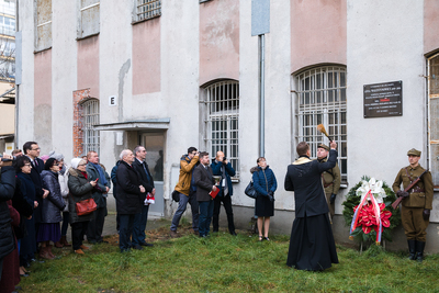 Odsłonięcie na terenie Muzeum Żołnierzy Wyklętych i Więźniów Politycznych PRL w Warszawie tablicy upamiętniającej Annę Walentynowicz. Fot. Sławek Kasper (IPN)