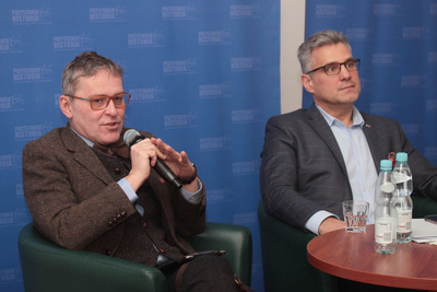 Spotkanie z cyklu „Tajemnice bezpieki”. Od lewej: Cezary Gmyz i Piotr Woyciechowski – Warszawa, 16 grudnia 2019. Fot. Piotr Życieński (IPN)