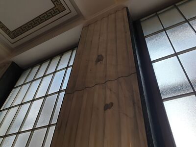 Wewnątrz budynku ślady po kulach z demonstracji grudniowych 1989 roku  – Bukareszt, 19 grudnia 2019