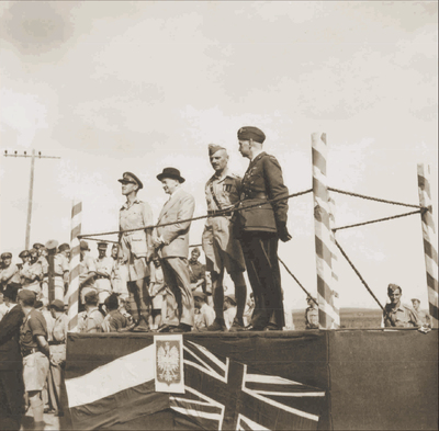 Naczelny Wódz gen. broni Kazimierz Sosnkowski, dowódca Armii Polskiej na Wschodzie gen. dywizji Władysław Anders i minister stanu ds. Bliskiego Wschodu Henryk Strasburger odbierają defiladę