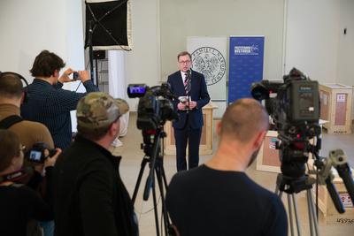 Chcemy wypełnić testament Samuela Willenberga – oświadczył przed kamerami prezes IPN dr Jarosław Szarek. Fot. Sławek Kasper (IPN)