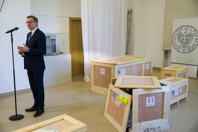 Rzeźby Samuela Willenberga przybyły z Izraela do Warszawy – 15 stycznia 2020. Fot. Sławek Kasper (IPN)