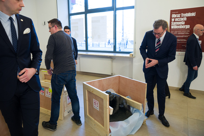 Rzeźby Samuela Willenberga przybyły z Izraela do Warszawy – 15 stycznia 2020. Fot. Sławek Kasper (IPN)